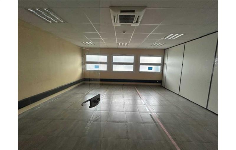 Location de bureau de 640 m² à Cergy - 95000 photo - 1